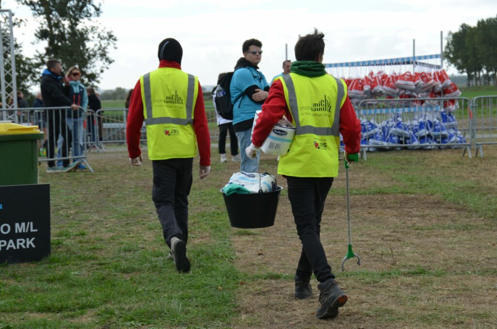 Propreté événementielle au Bayman 2026 : les agents du Groupe JBS mobilisés en coulisses pour garantir la propreté du site pendant le triathlon du Mont-Saint-Michel