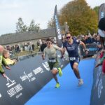 Bataille sportive entre athlètes sur la ligne d’arrivée du Bayman 2026