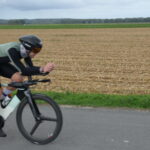 Cycliste participant au Bayman 2026, triathlon organisé au pied du Mont-Saint-Michel