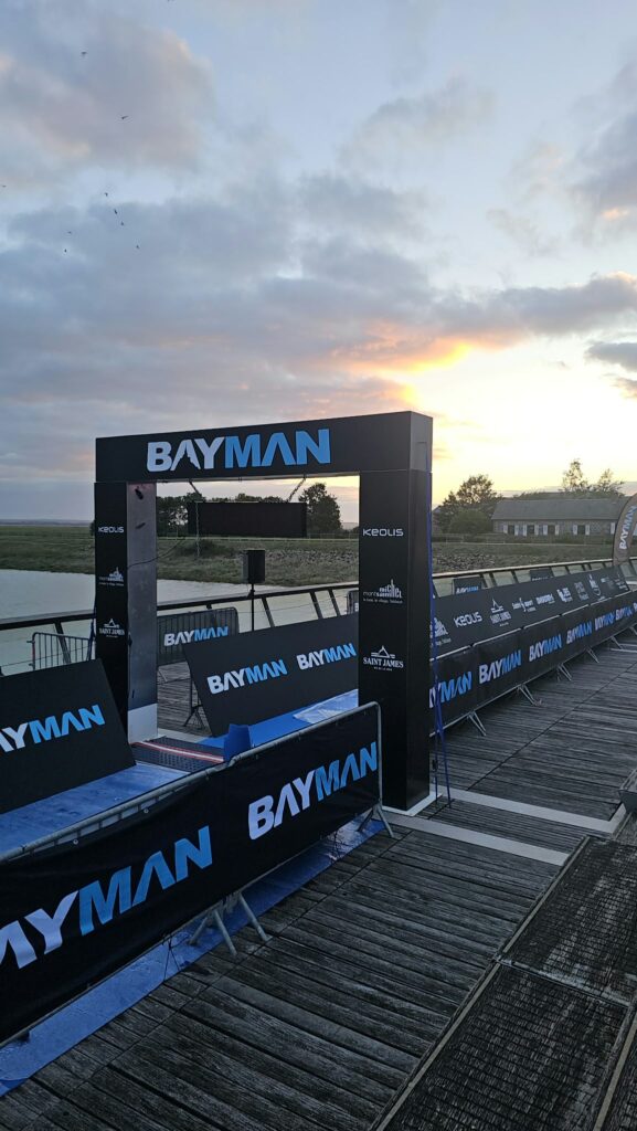 Ligne d’arrivée du triathlon Bayman au pied du Mont-Saint-Michel, avant le départ de la compétition
